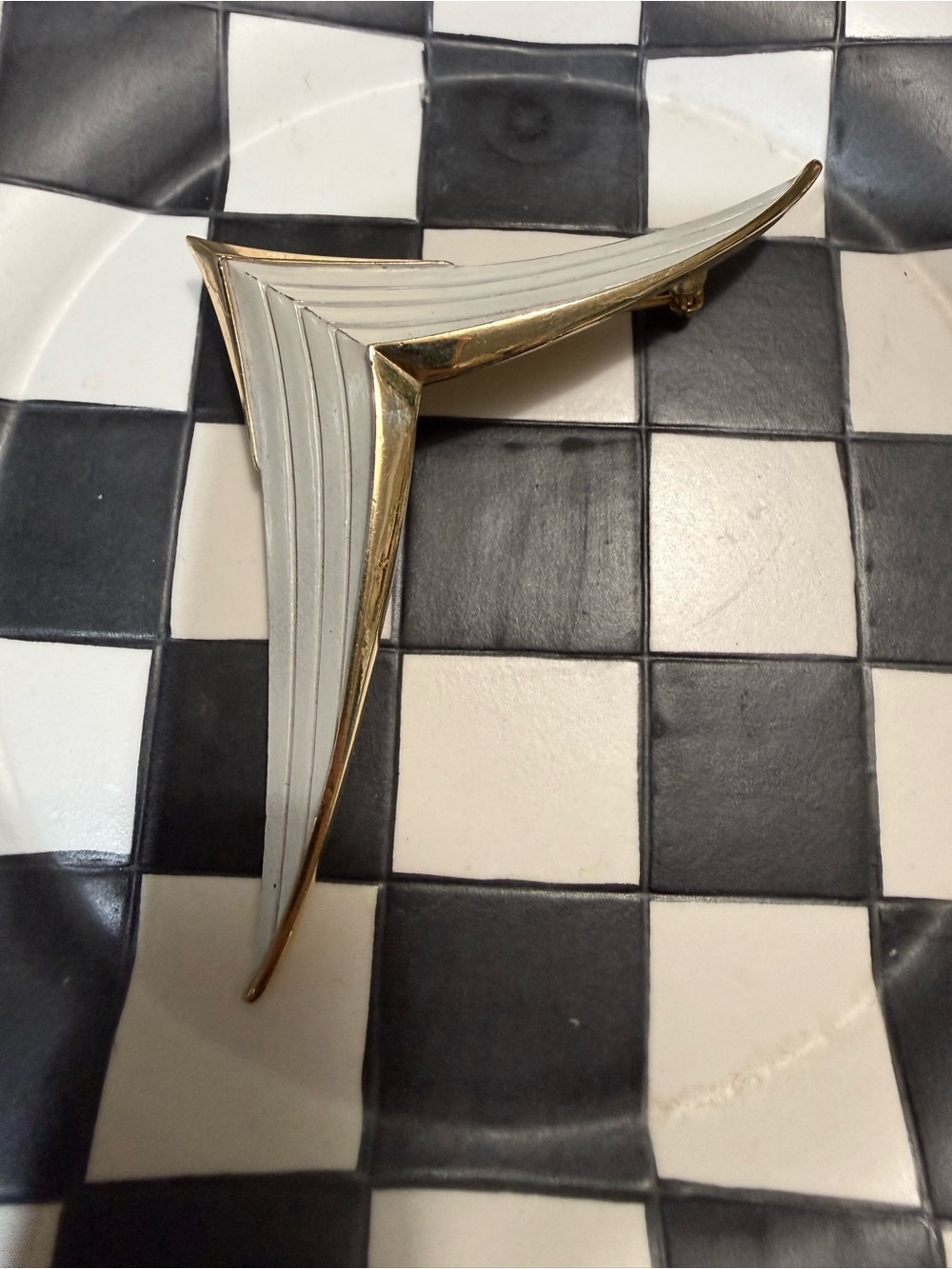 Vintage Crown Trifari mid-century chevron V-shaped brooch